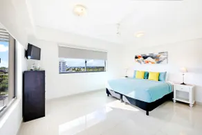 'The Smith' A Vibrant Poolside Balcony Haven - Image 5