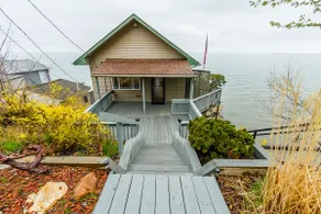 Sea Breeze Lakefront Cottage Steps to Hiking, Beach, Boat launch, Amusement Park - Image 2