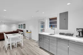 Modern & Minimalist 2-Bed Suite Near UBC - Image 4