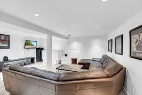 Modern & Minimalist 2-Bed Suite Near UBC - Image 3