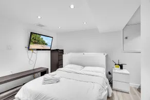 Modern & Minimalist 2-Bed Suite Near UBC - Image 5