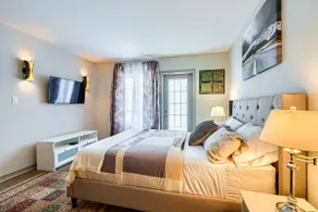 Lower level Studio- 1min walk from PoolSaunaHottub - Image 4