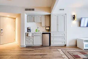 Lower level Studio- 1min walk from PoolSaunaHottub - Image 2