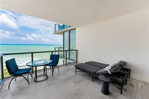 5-Star Hotel in Bal Harbour, Oceanfront Suite - Image 2