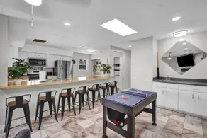 Spacious Kern Place Modern Beauty - Image 4