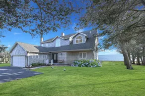 Waterfront house next to Bellport golf course - Image 3