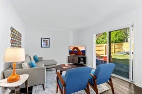 Retro Oaks • One Mile to Downtown • Fenced Yard - Image 4
