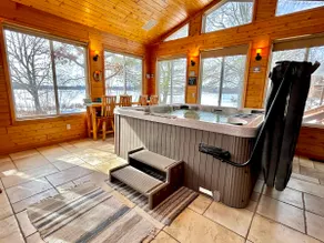 Stunning Lakehouse with hot tub & tree house - Image 2