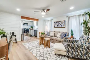 Chic & tranquil 1BR hideaway near Hwy 90 - Image 2
