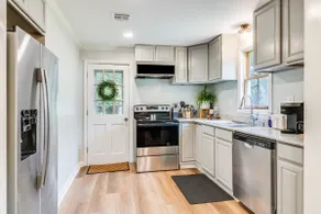 Chic & tranquil 1BR hideaway near Hwy 90 - Image 4