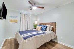 Chic & tranquil 1BR hideaway near Hwy 90 - Image 5