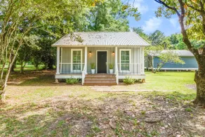 Chic & tranquil 1BR hideaway near Hwy 90 - Image 3