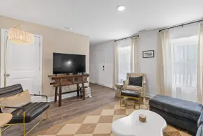 The Stylish Stay• Downtown • 3BDRM•4 Beds• Firepit - Image 4