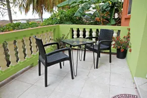 Spacious 2BR/1BA Near Beach Parking Sleeps 4 - Image 2