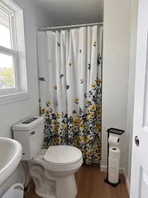 Upstairs house; 1 plus bedroom. 5 mins Grand Park - Image 3