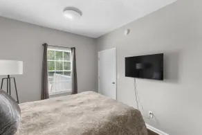 Awesome Apt #4 with Free Parking - Image 5