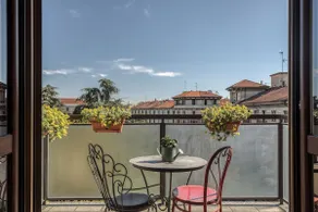 Corner property near the train station – SUITE with Panoramic Terrace - Image 2