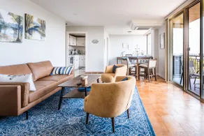 Skyline Views, Stylish Condo, Free Parking - Image 5