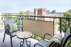 Skyline Views, Stylish Condo, Free Parking - Image 3