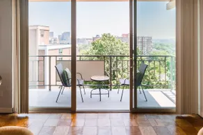 Skyline Views, Stylish Condo, Free Parking - Image 2