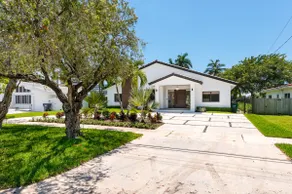 Modern Ultra Luxury Waterfront Pad Near the Beach - Image 4