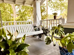 King/Queen Bungalow w/ porch | central vibey area - Image 3