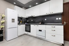 Comfy Apartment with Private Parking - Image 4