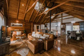 Wild Wings Lodge: Luxury Log Cabin, Blue Mountains - Image 4