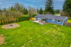 Home in Lake Stevens with yard - Image 3
