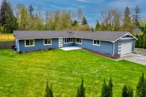 Home in Lake Stevens with yard - Image 4