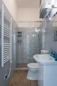 Bright downtown studio apartment - Image 4