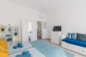 Bright downtown studio apartment - Image 2