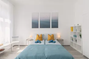 Bright downtown studio apartment - Image 3