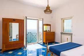 Seaview villa with garden terrace and parking spot - Image 4