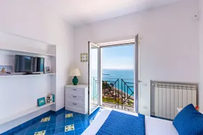 Seaview villa with garden terrace and parking spot - Image 2