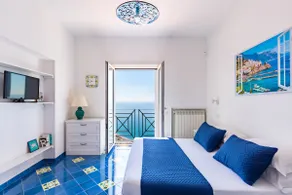 Seaview villa with garden terrace and parking spot - Image 3