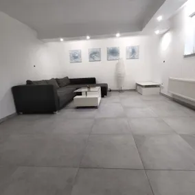 Clean mechanic/apartment - Image 2