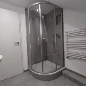 Clean mechanic/apartment - Image 5