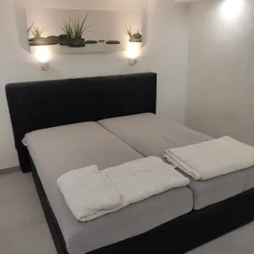 Clean mechanic/apartment - Image 3