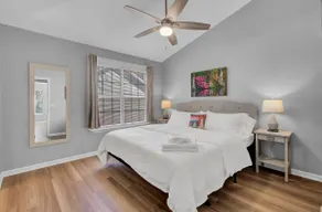 The Chucktown! Walkable to bars+KING bed! - Image 4