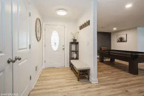 Stylish 4 bedroom home in Arlington Heights - Image 2