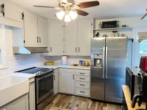 Upscale City Cottage Getaway - Image 5