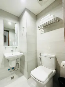 Modern and Minimalist Studio in Mactan w/ Parking - Image 4