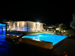 Chalet with hot tub - Image 5