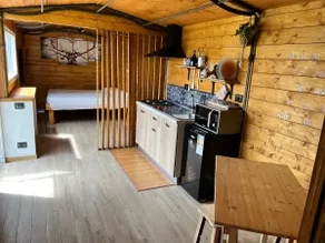 Chalet with hot tub - Image 4