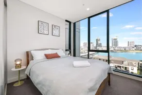 Waterfront City View Apt near Sydney Olympic Park - Image 4