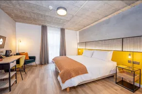 Beautiful Unit Off The Sea Front - Image 5