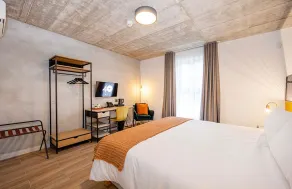 Beautiful Unit Off The Sea Front - Image 3