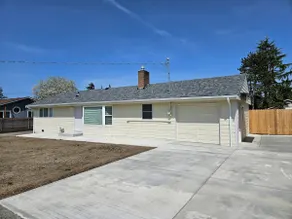 Spacious 3 Bed Home Near Beach - Image 2