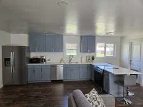 Spacious 3 Bed Home Near Beach - Image 3
